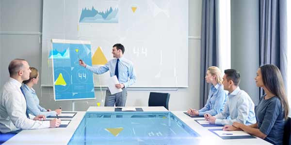 Una persona decide estudiar un MBA por dos motivos principales, uno es adquirir conocimientos y experiencias que ayuden a progresar en la carrera profesional y el otro es adquirir una buena base de conocimientos encaminada hacia la creaci&oacute;n de una nueva empresa.